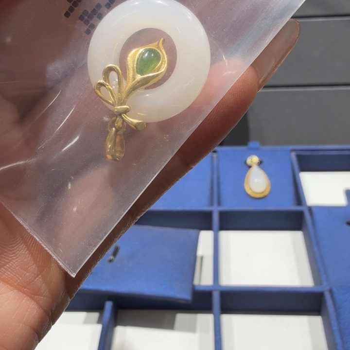 慢****和田玉未镶嵌手镯