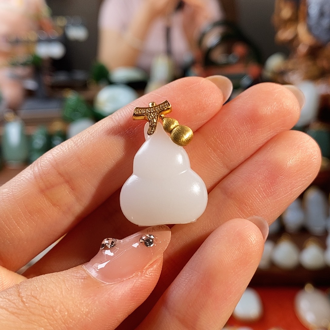 刘***子和田玉（白玉）18K金镶嵌吊坠(不含链)T