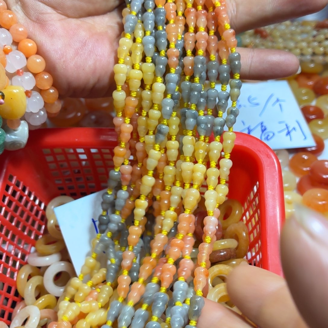 石英质玉（金丝玉）未镶嵌颈饰葫芦项链