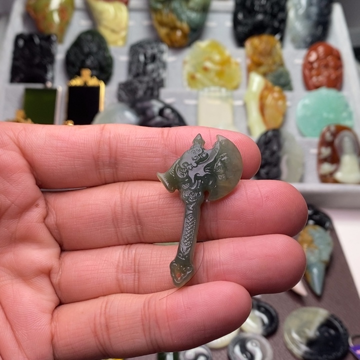 蛇纹石玉颈饰未镶嵌