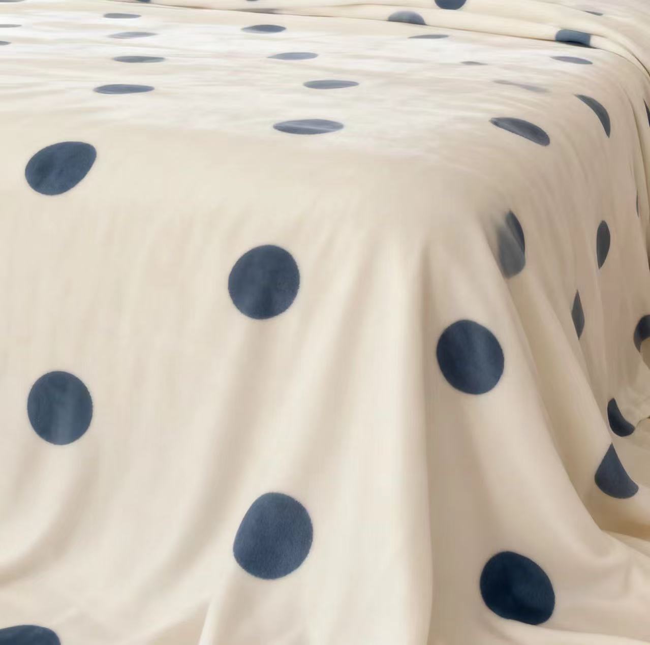 200*230白底蓝色波点绒被套