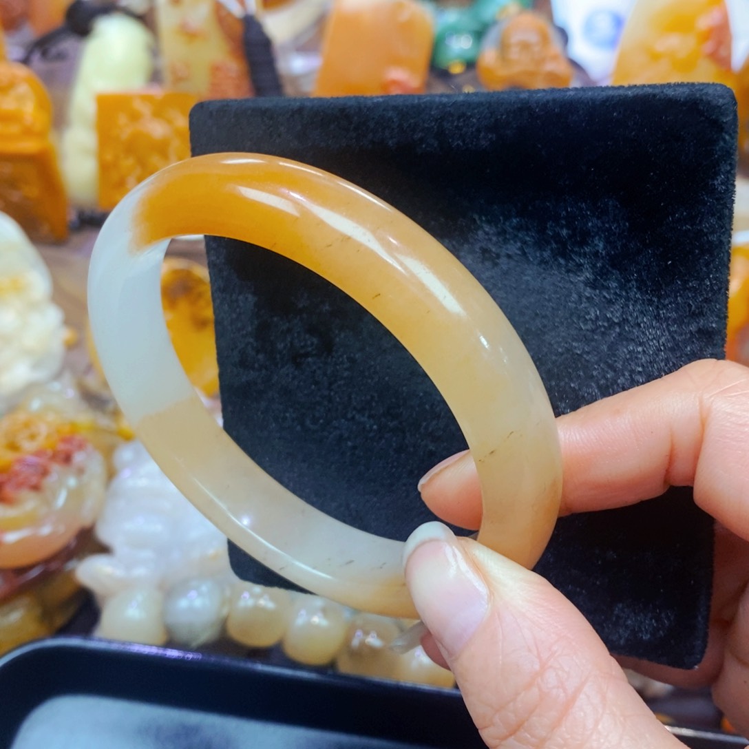 未镶嵌石英质玉（黄龙玉）颈饰