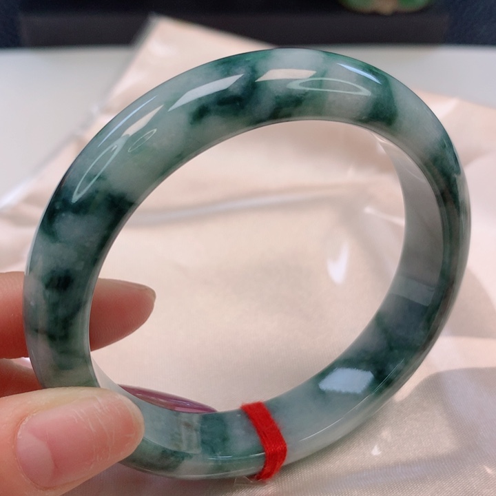 翡翠手镯未镶嵌56圈