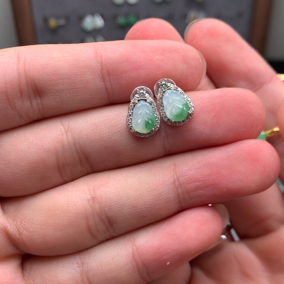 翡翠未镶嵌颈饰你是