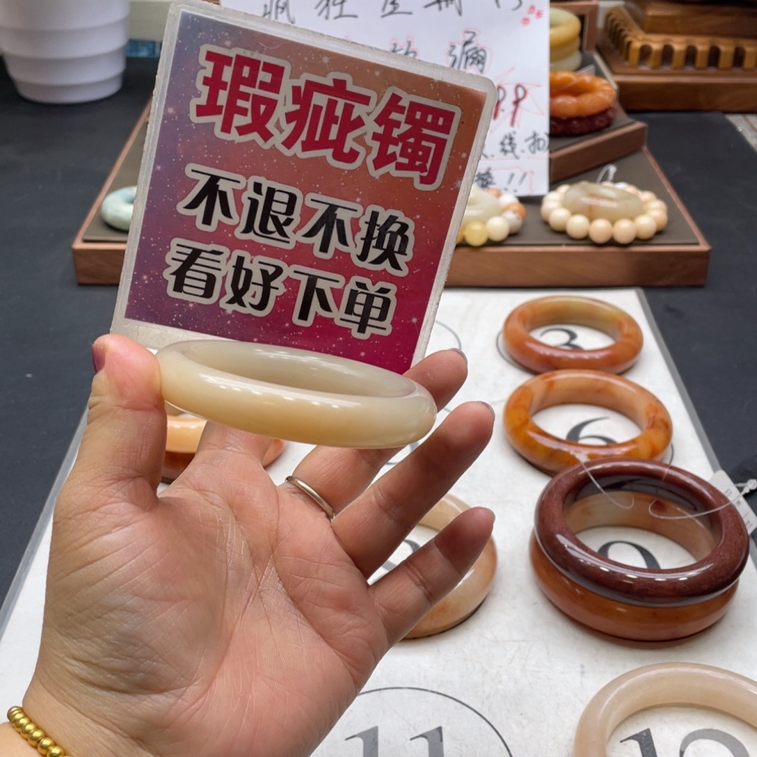 董****石英岩玉未镶嵌手镯