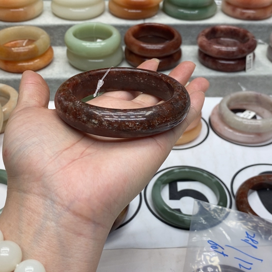 兔***猫石英质玉未镶嵌手镯