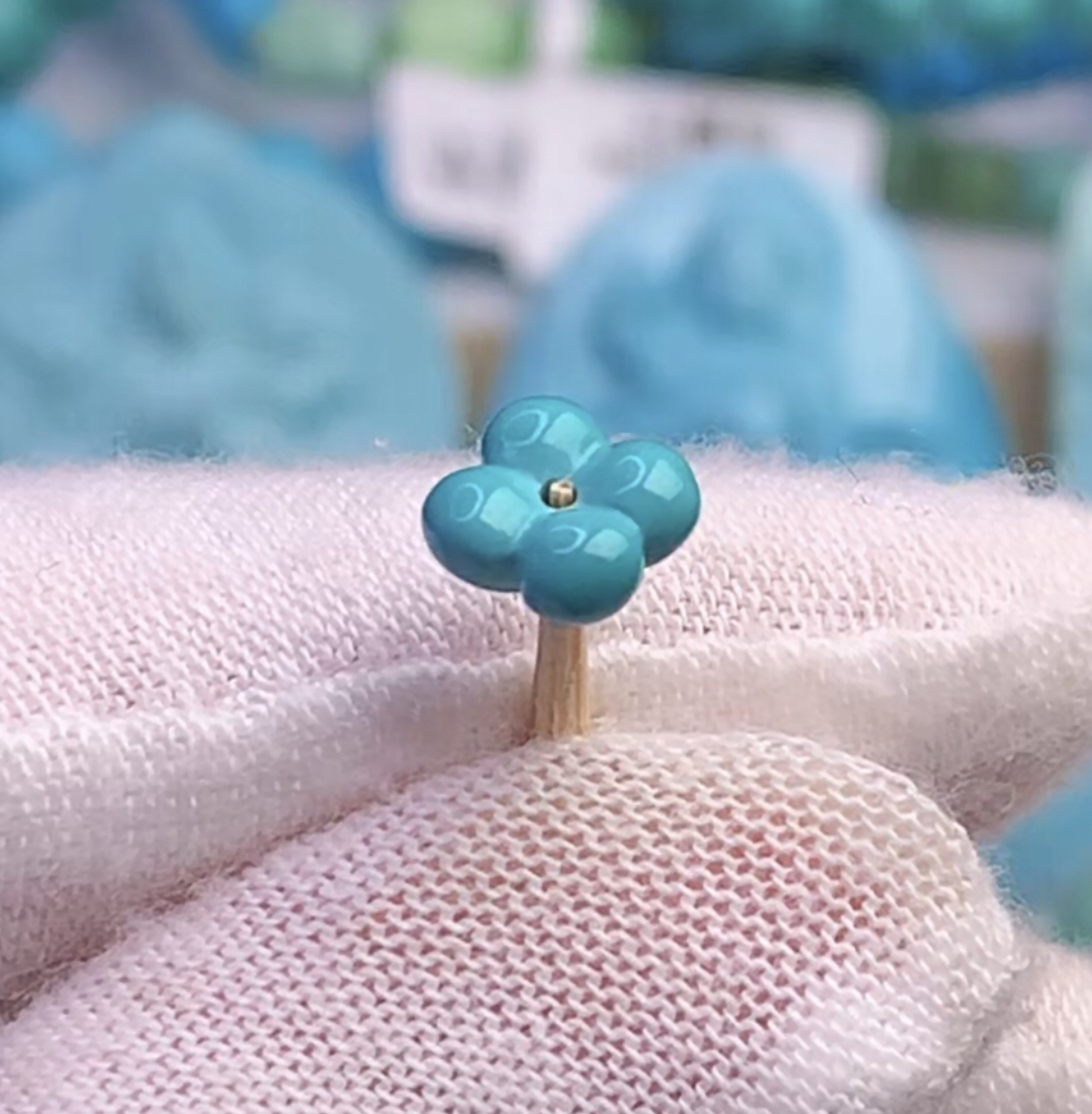 原矿绿松石精品雕刻件6.7毫米，4.1毫米