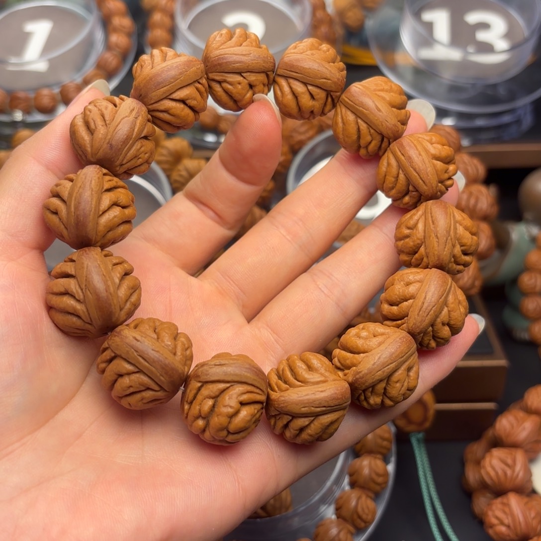 秦***苑桃核吊坠野生豹子头21尺寸