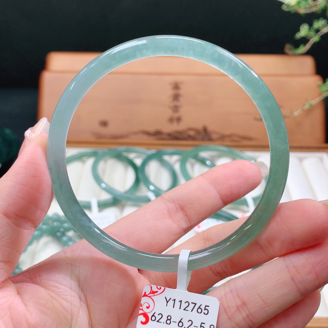 翡翠手镯未镶嵌天然