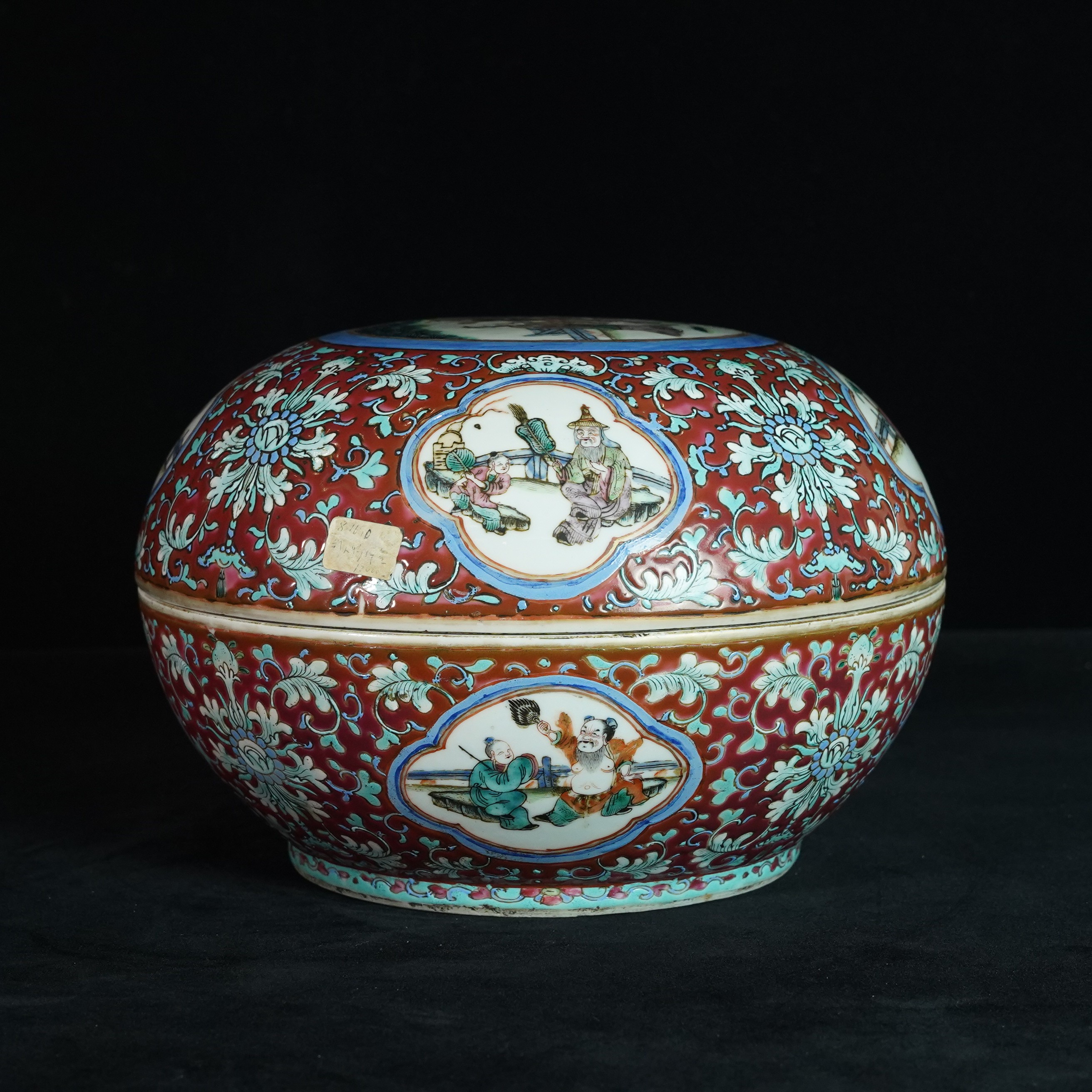 清道光胭脂地粉彩人物开窗盖盒【古董拍卖】