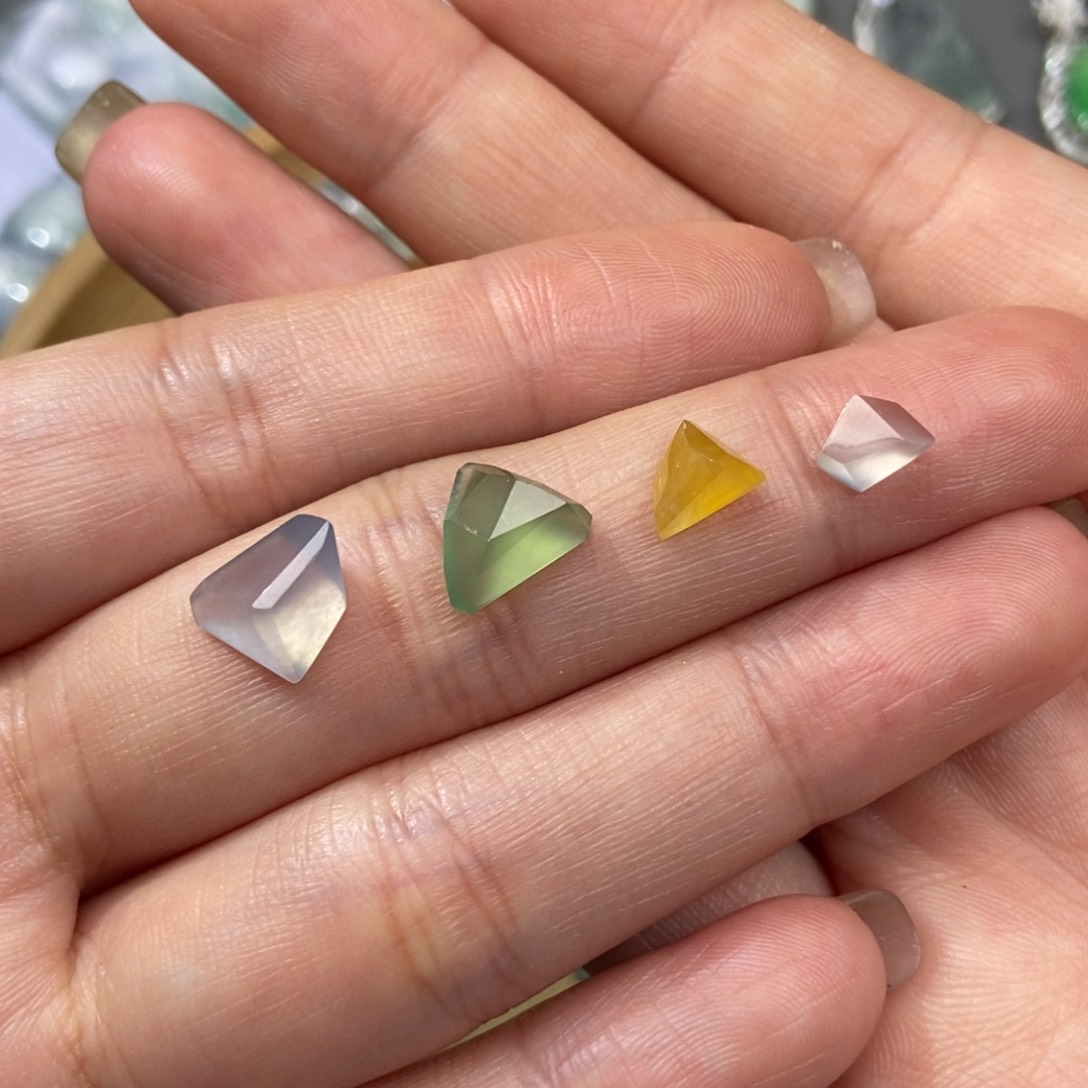 定制翡翠未镶嵌夏****?翡翠切割