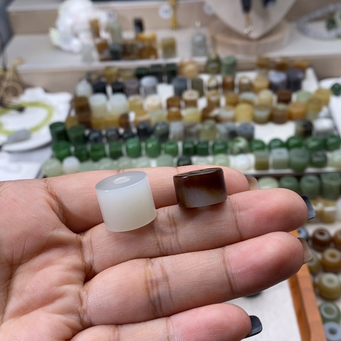 王***儿和田玉未镶嵌颈饰买断