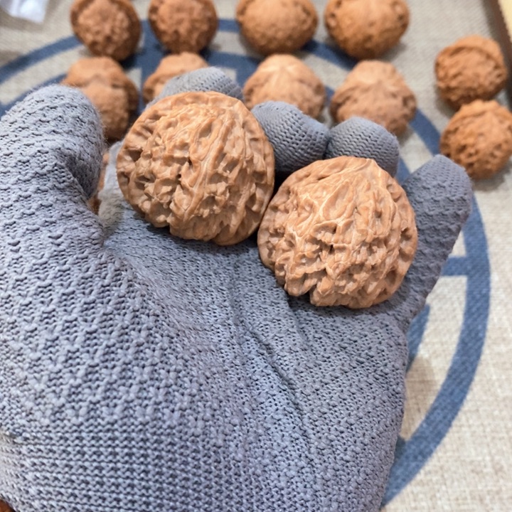 文玩核桃吊坠白狮子