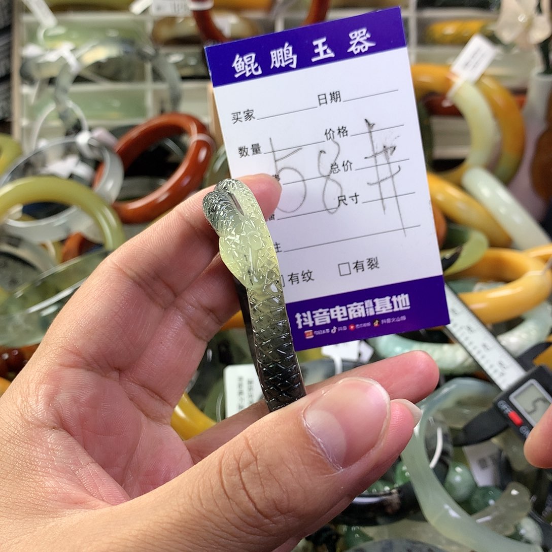 蛇纹石玉手镯未镶嵌
