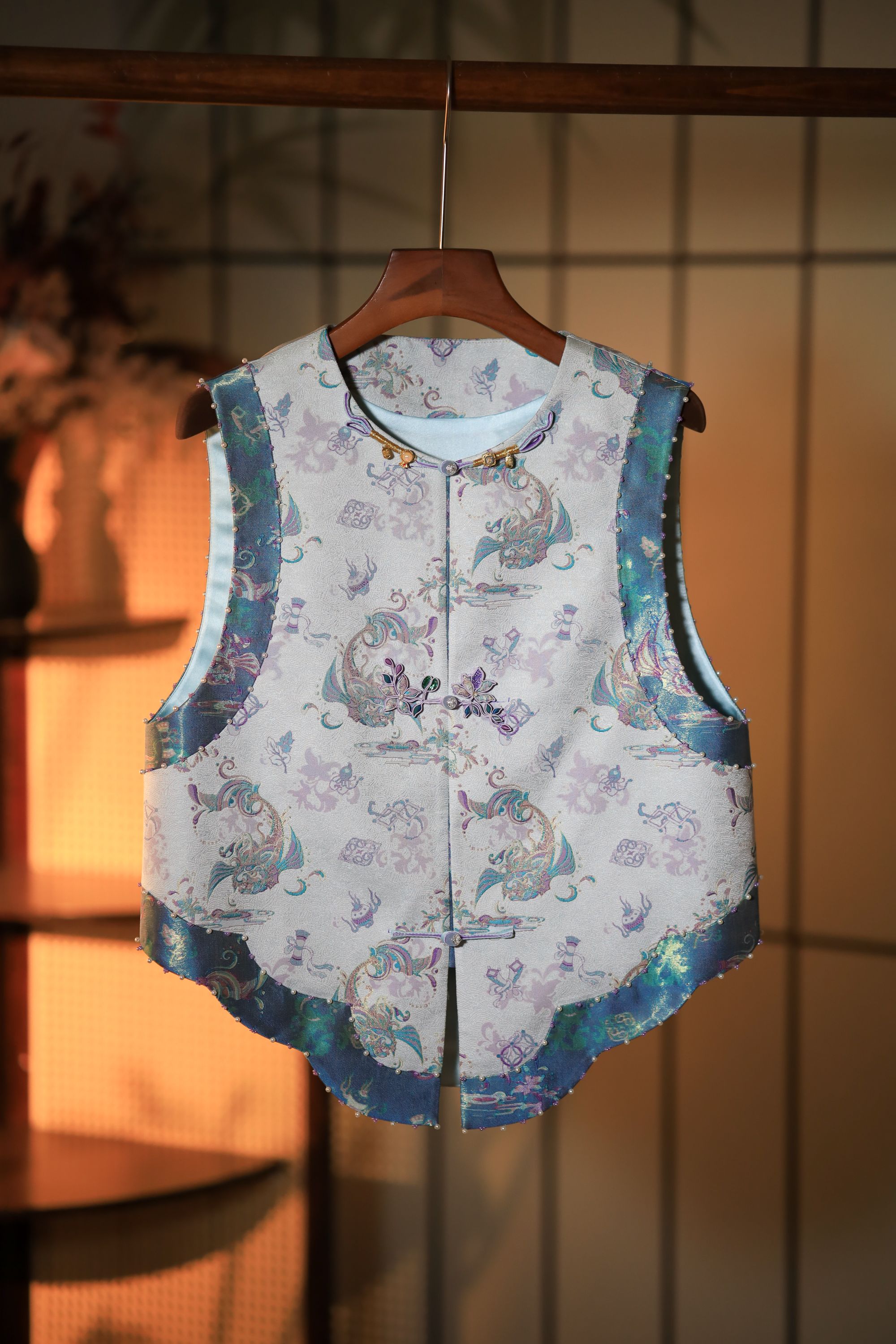 【锦说欢喜】‘独占鳌头‘上久楷串珠花扣宋锦送考必入款马甲83856