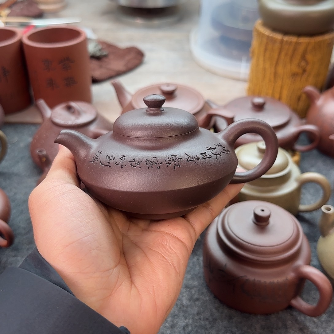 紫砂茶壶大*王半手合欢