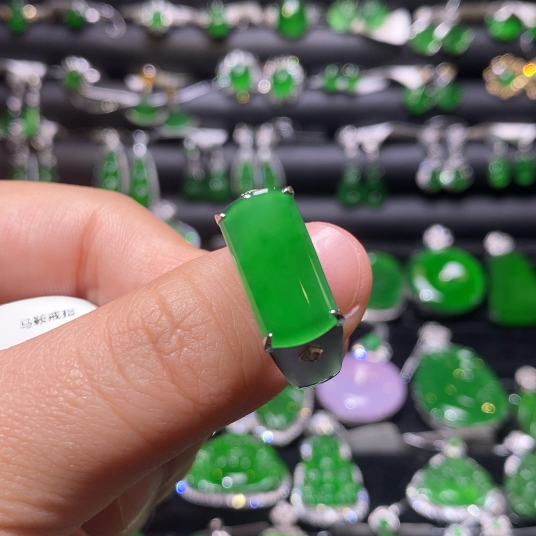 翡翠戒指18K金镶嵌天然翡翠