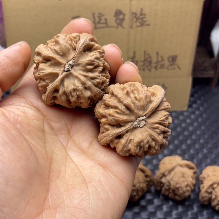 A***安吊坠文玩核桃粗筋尖有黄不退不换