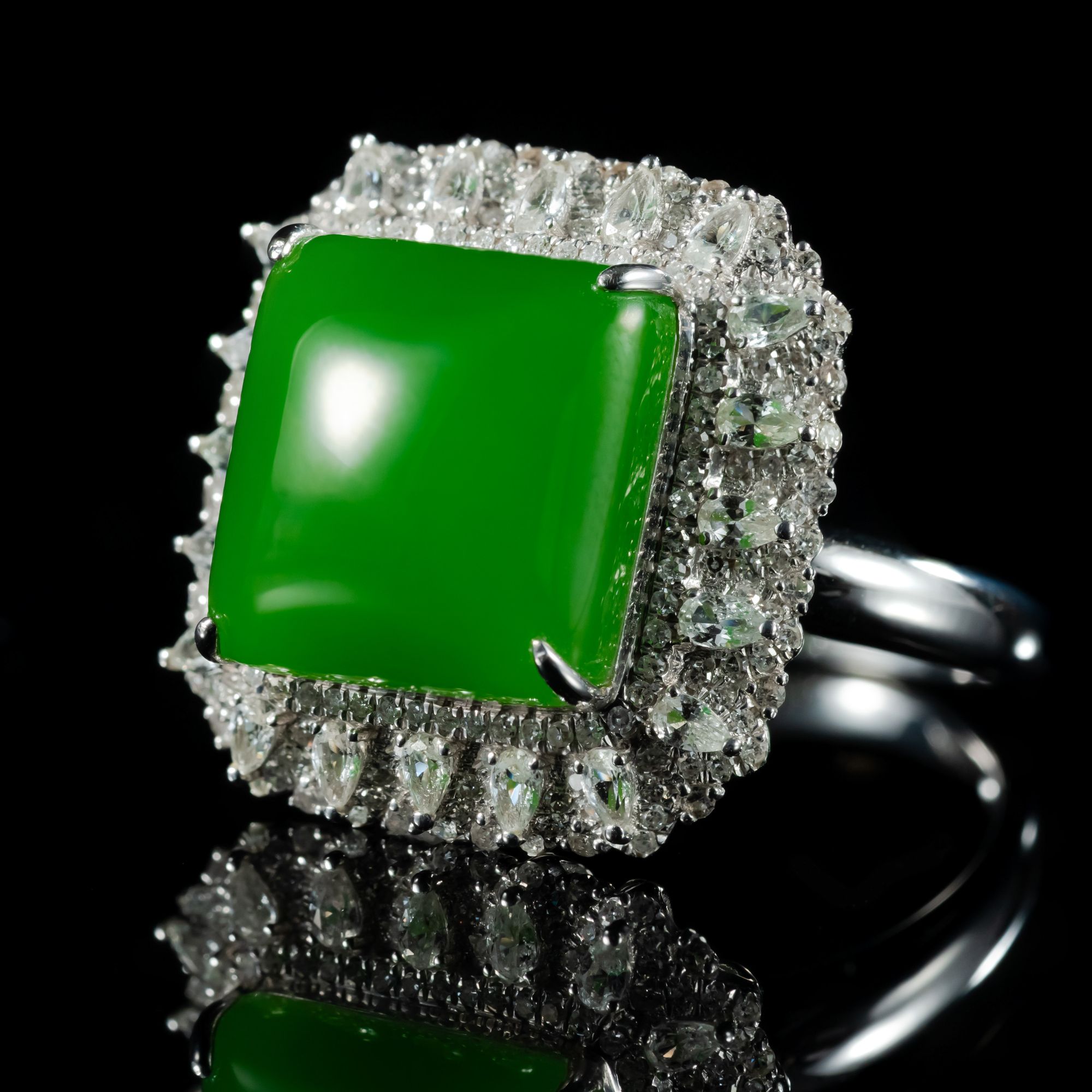 周陶陶｜星月｜和田玉方形蛋面苹果绿戒指，层层钻石排布，低奢设计款