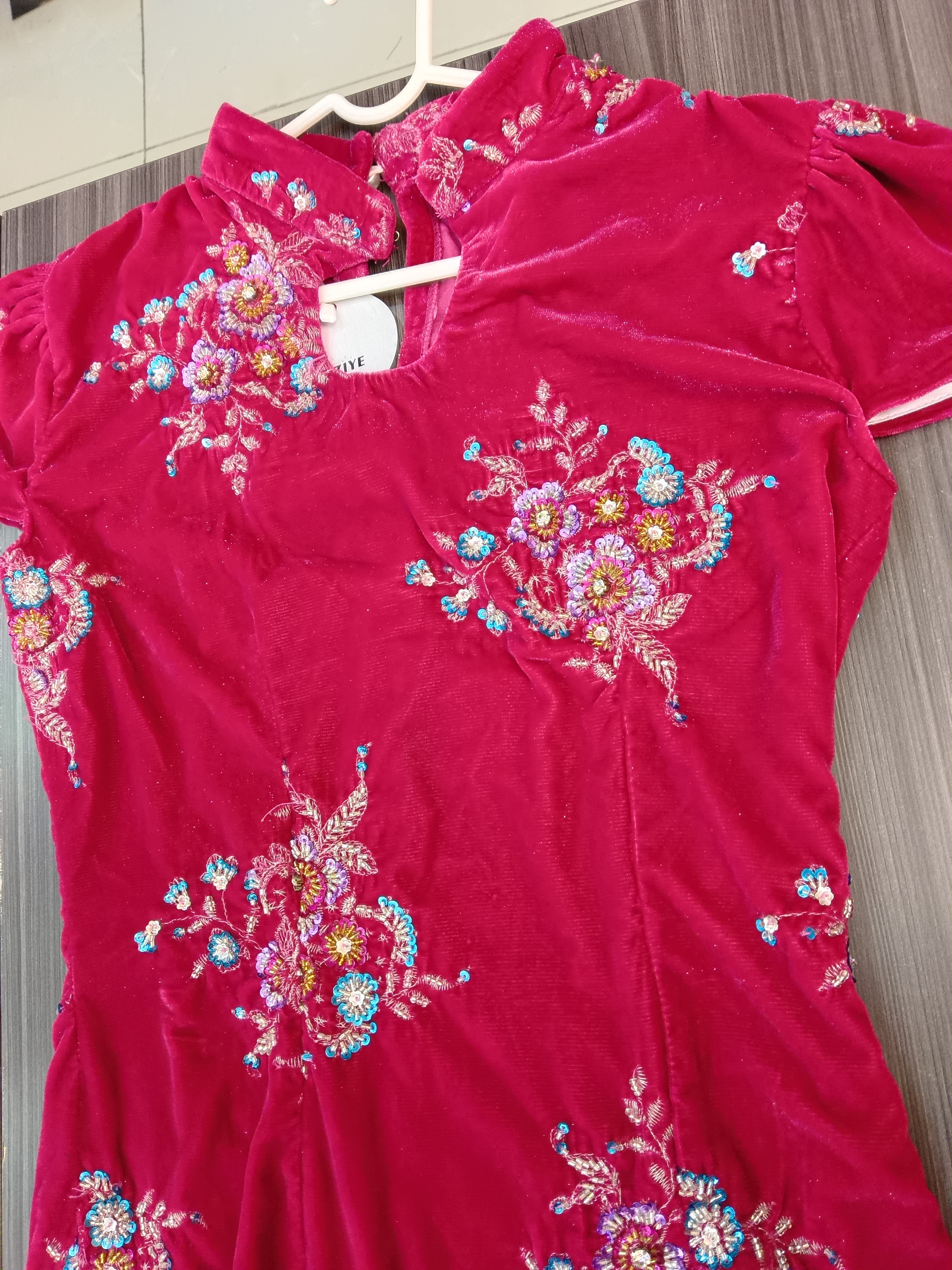 yipak 玫红色连衣裙