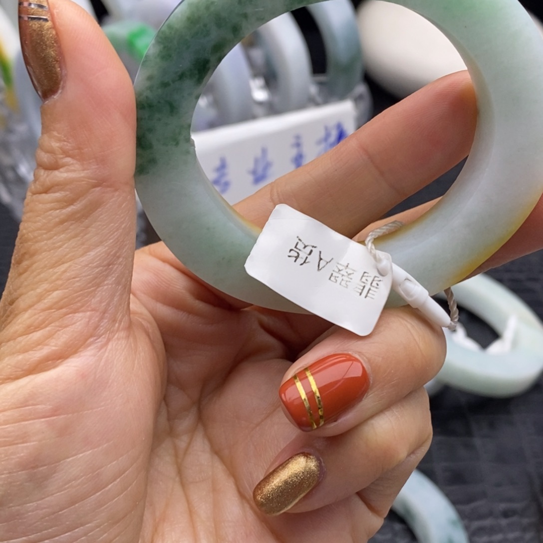 定制翡翠未镶嵌翡翠手镯