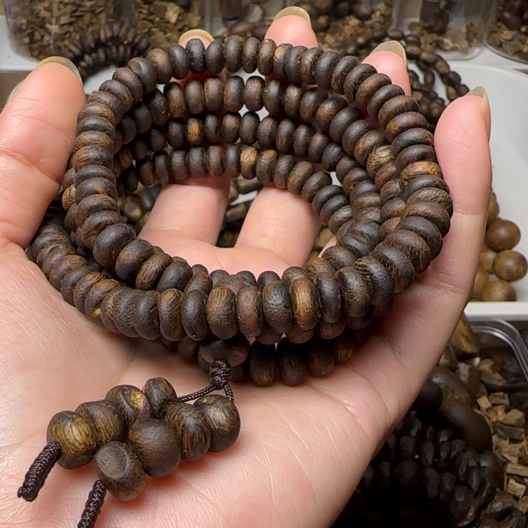 未***光沉香手串多圈高油虫漏32克