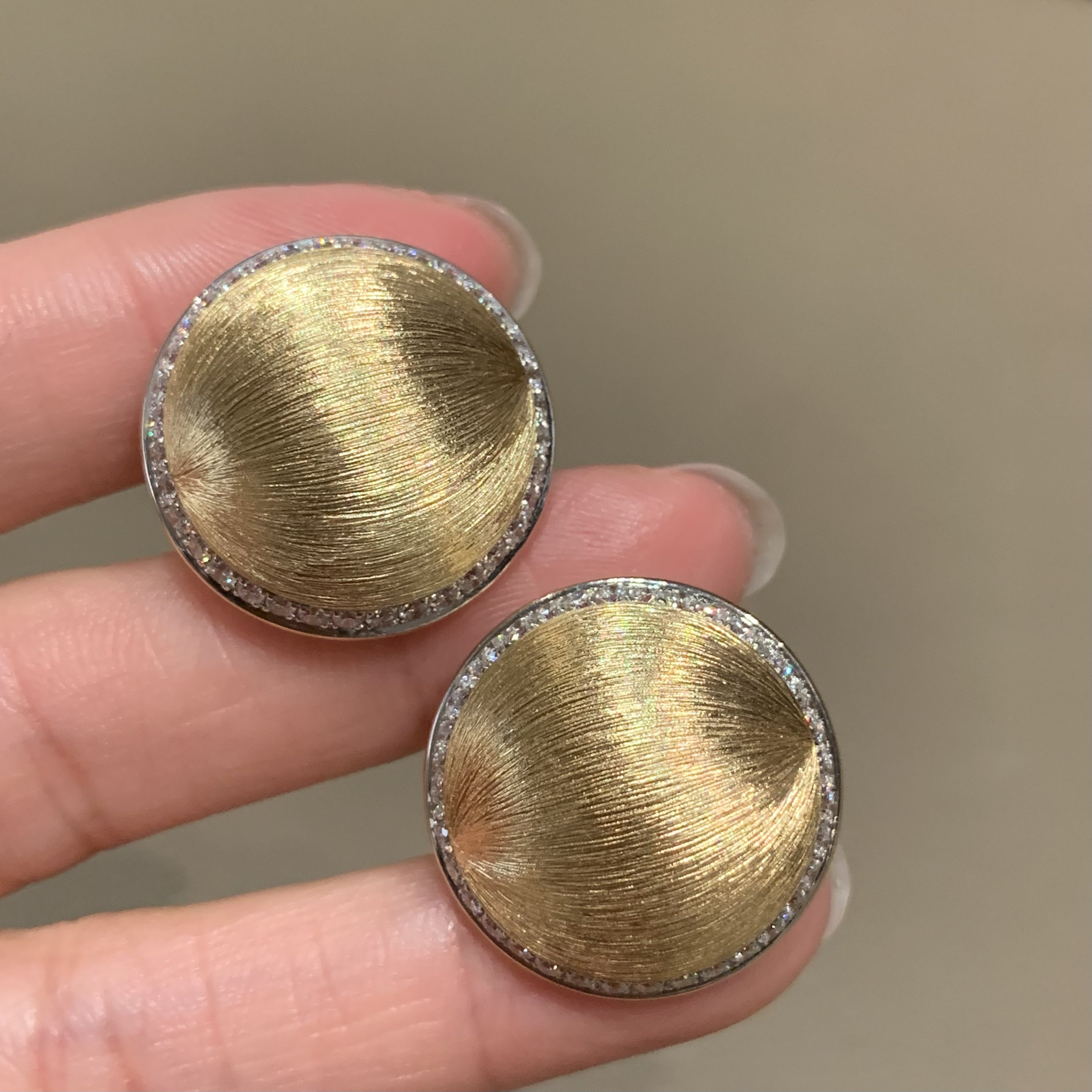 18k金钻石圆形拉丝球耳拍豪华大气