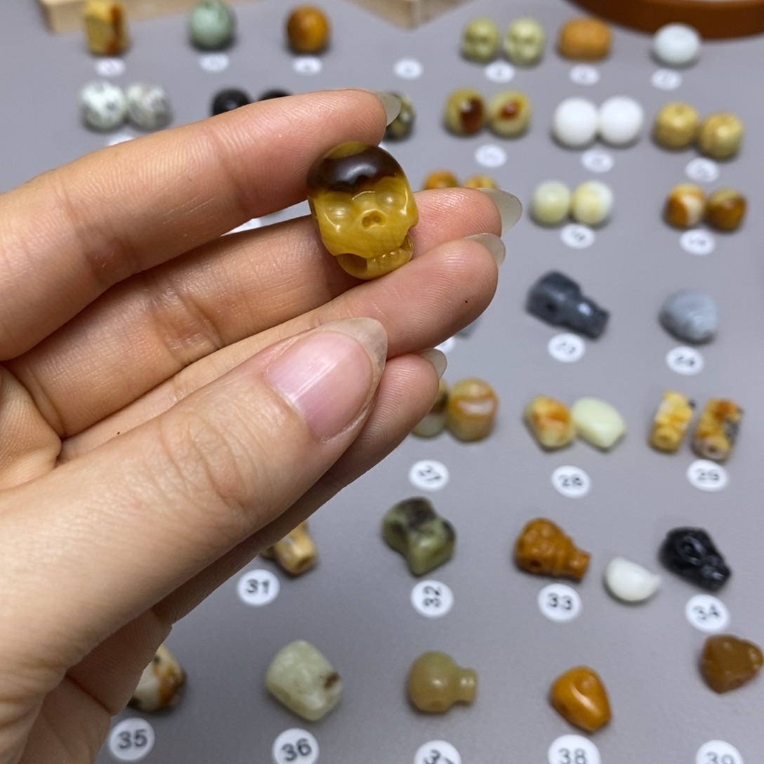 蛇纹石玉配饰合金文*