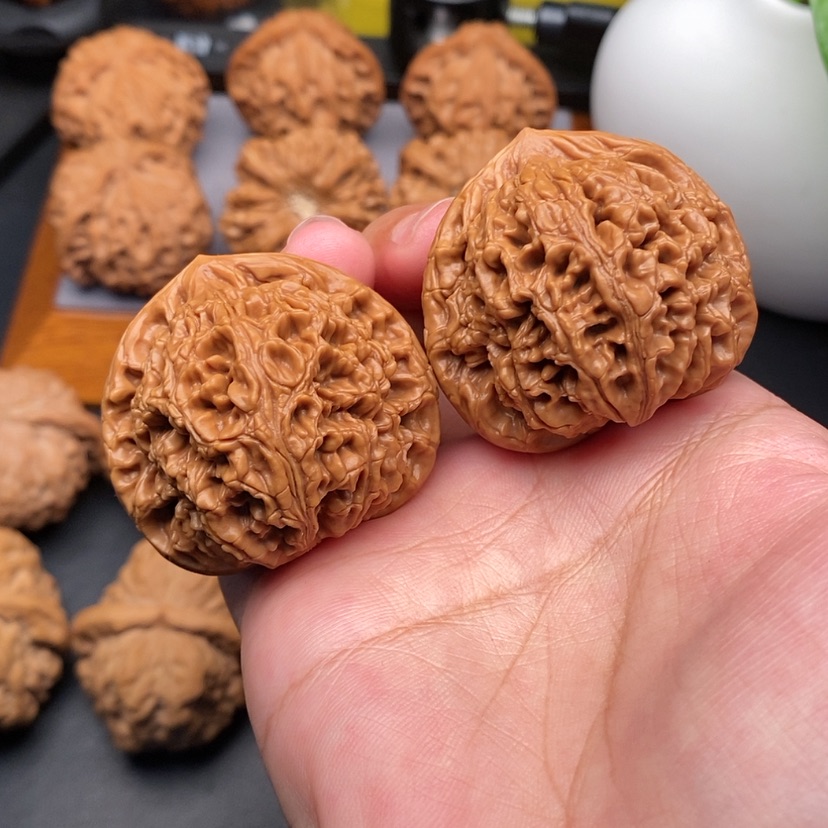 【闪购商品】文玩核桃把件水龙纹41.5