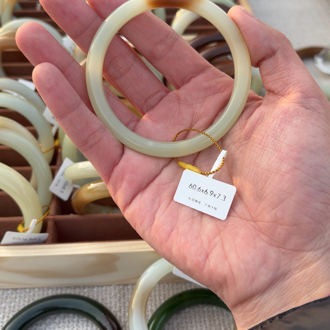 和田玉（糖玉）手镯未镶嵌半**铁