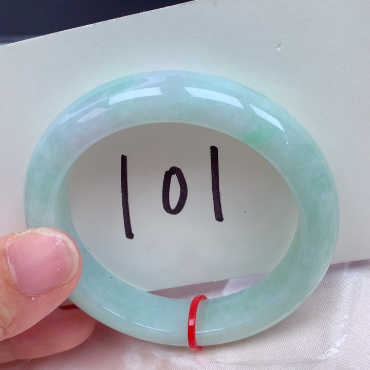 翡翠手镯未镶嵌翡翠