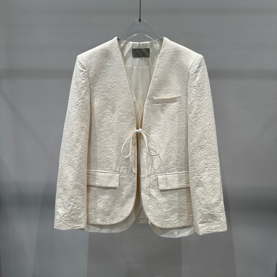 艾家2025春季V领提花西装外套显瘦上衣新中式国风白色女50211311