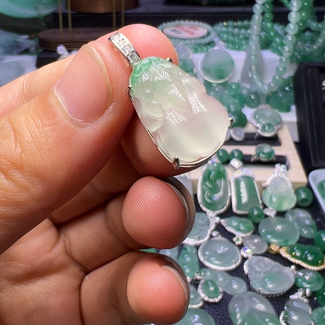 石英质玉（非洲翠）未镶嵌颈饰