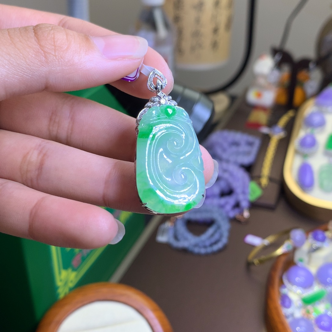 翡翠颈饰18K金镶嵌翡翠