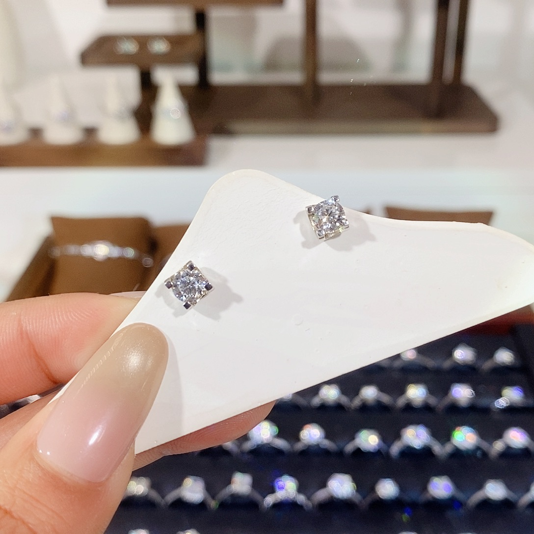 925银合成碳硅石牛头耳钉