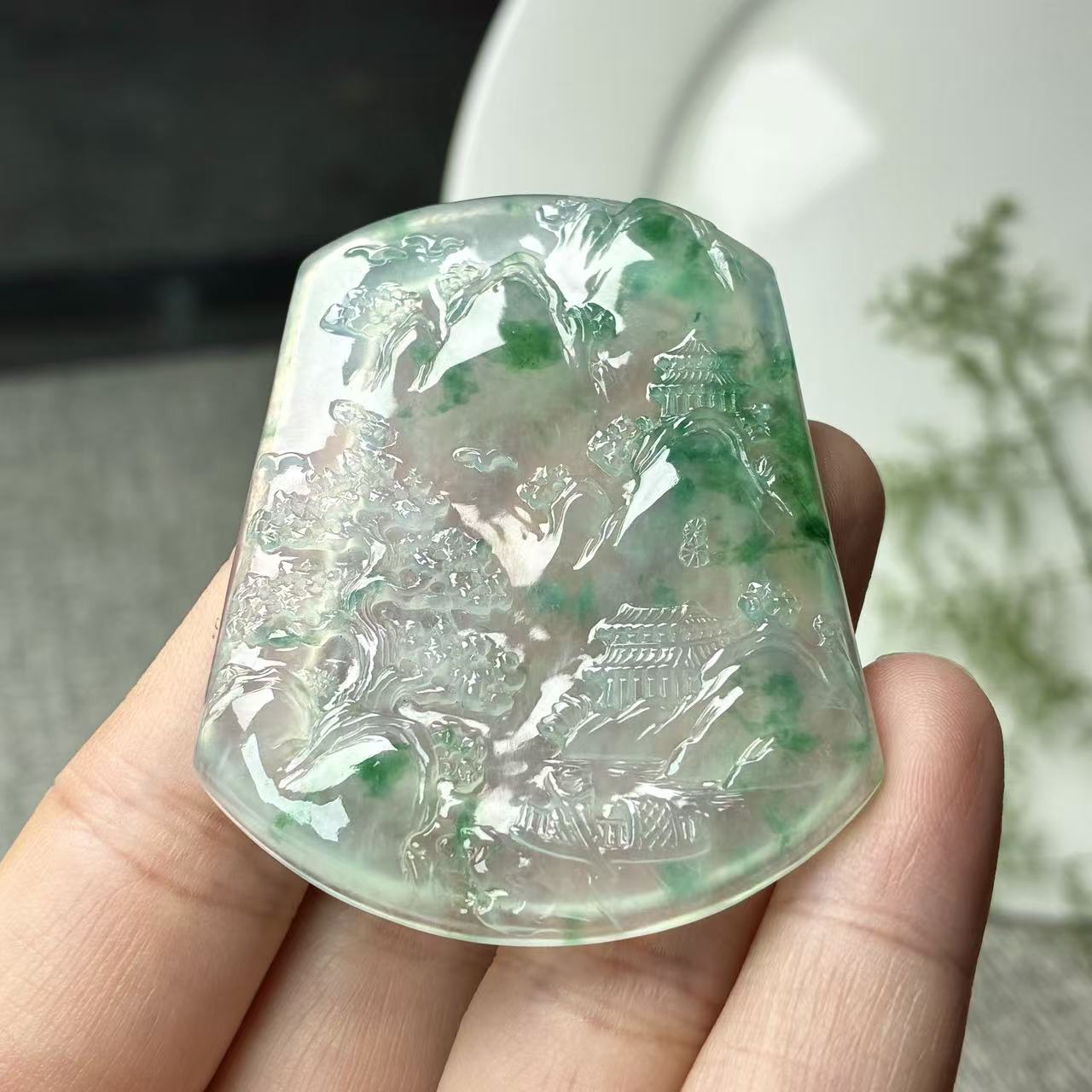天然a货缅甸翡翠自然光尺寸54.8/43.3/5.1，高冰飘绿花山水牌吊坠