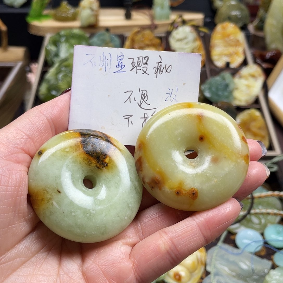 蛇纹石玉颈饰未镶嵌花玉平安扣