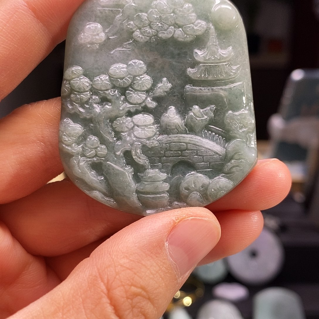 翡翠未镶嵌颈饰山水