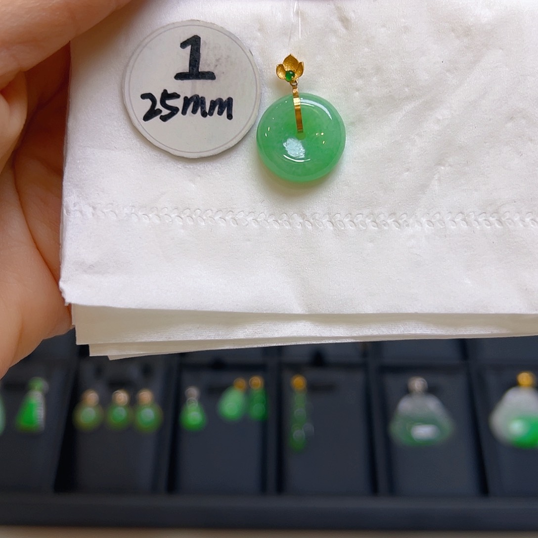 翡翠颈饰18K金镶嵌翡翠