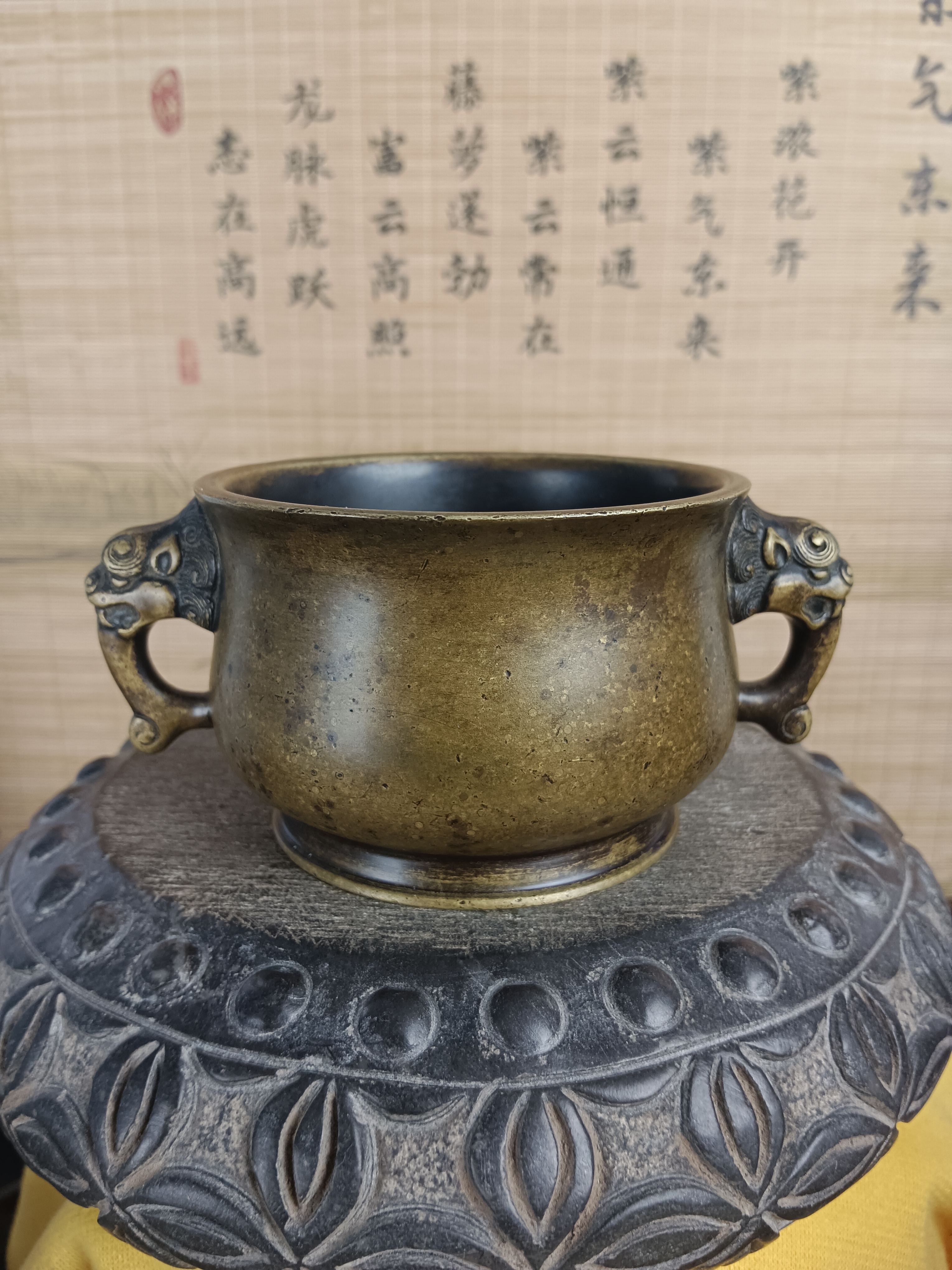 精致美观夔龙耳炉