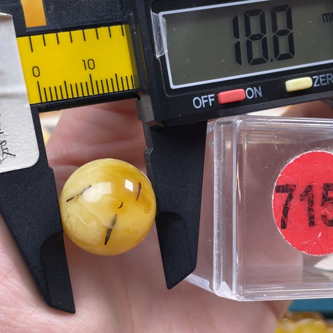 蜜蜡未镶嵌珠宝奇石