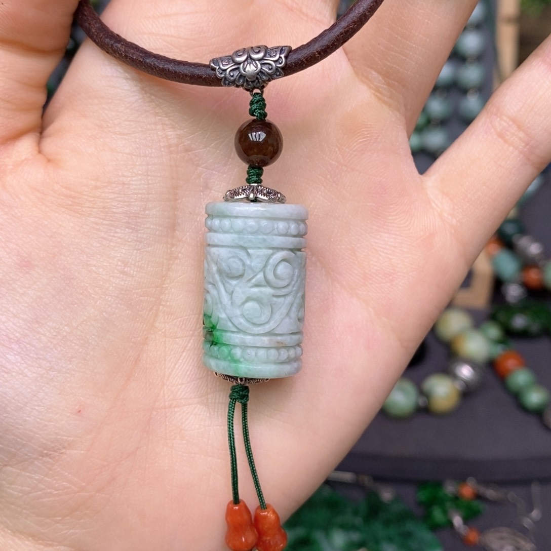 翡翠颈饰未镶嵌漂亮美眉