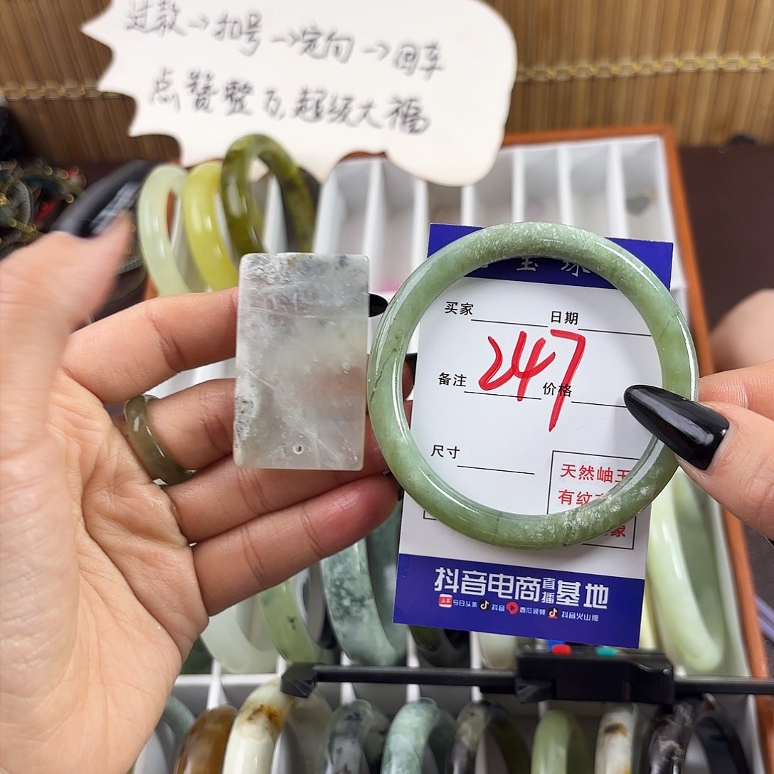 蛇纹石玉手镯未镶嵌吕*驴