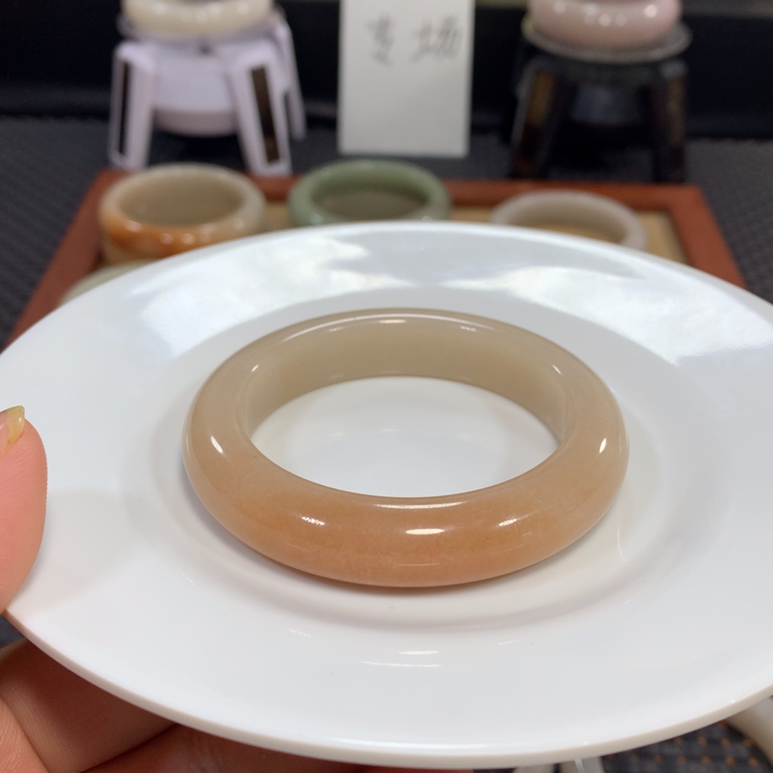 小***记石英质玉（佘太翠）未镶嵌手镯漏53.9糖镯