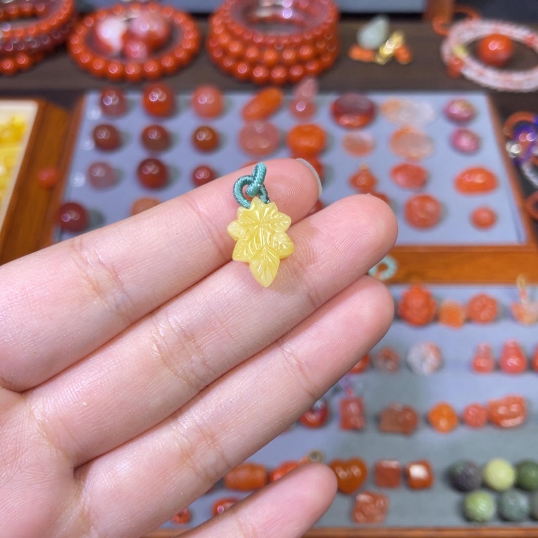 蜜蜡未镶嵌裸石叶子