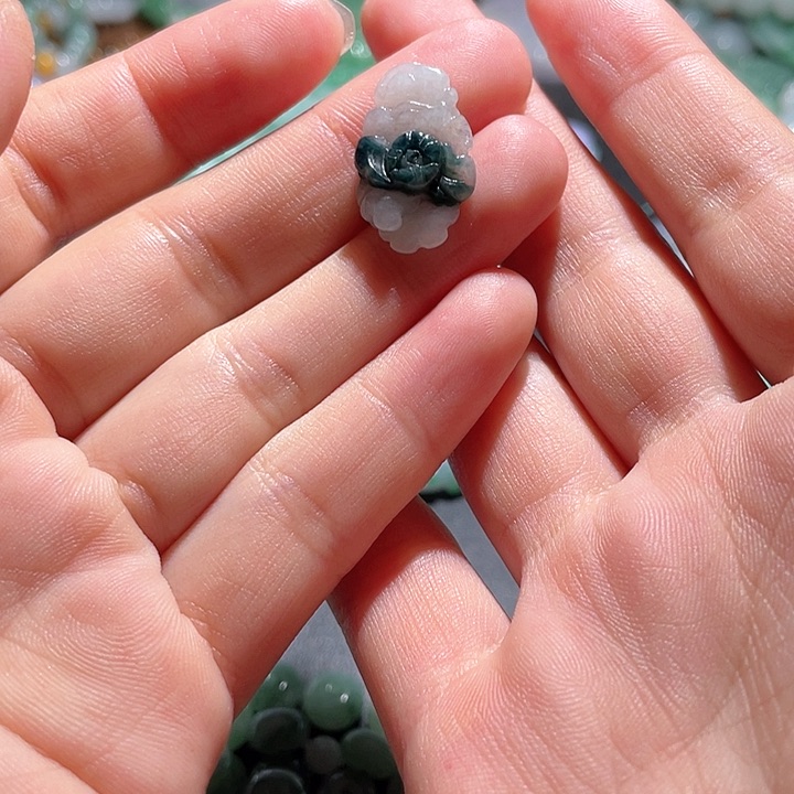 翡翠未镶嵌颈饰天