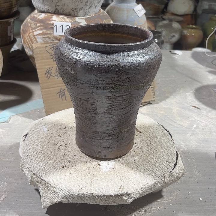 摆件陶高19，口11，无孔，127