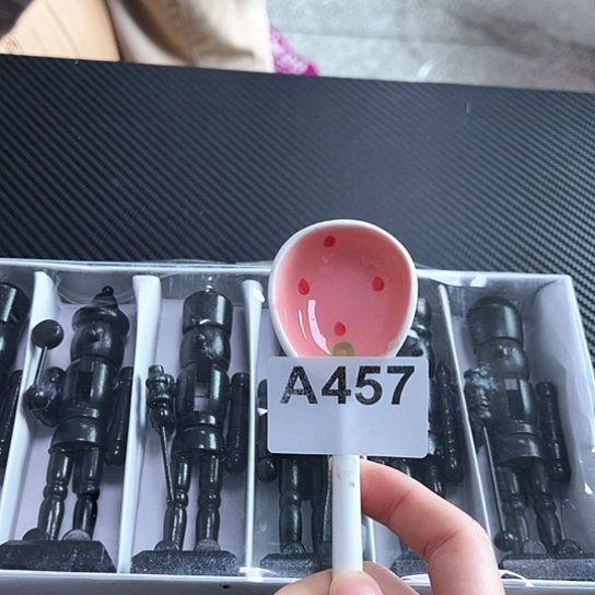 摆件……………………………………………………………………