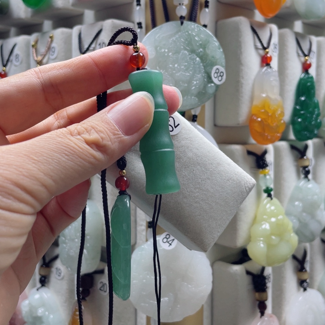 石英质玉（金丝玉）未镶嵌颈饰