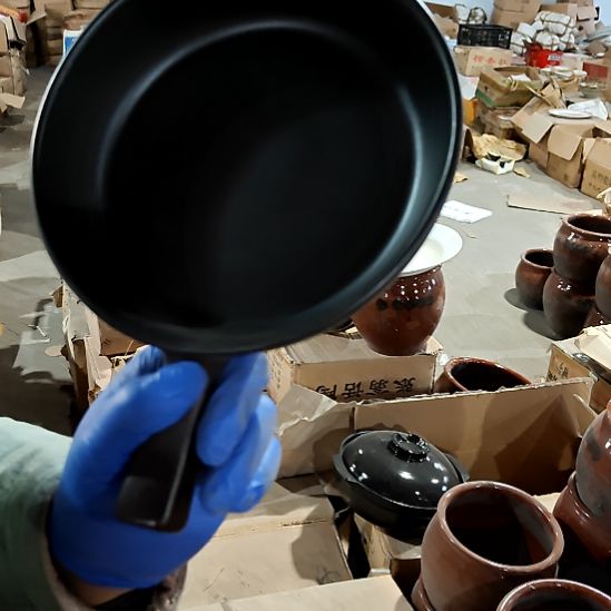 摆件盘子碗茶壶啥都有